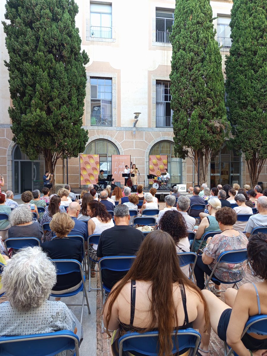 casadeculturagi's tweet image. 🥰 Quin goig veure el pati de la Casa de Cultura de la #DdGi, així.
🎷 Avui hem gaudit del repertori de jazz de Clàudia Rostey’s Quartet.
🙌Demà continuem amb la programació de #lEstiualpati
ℹ️ 👉 casadecultura.org
