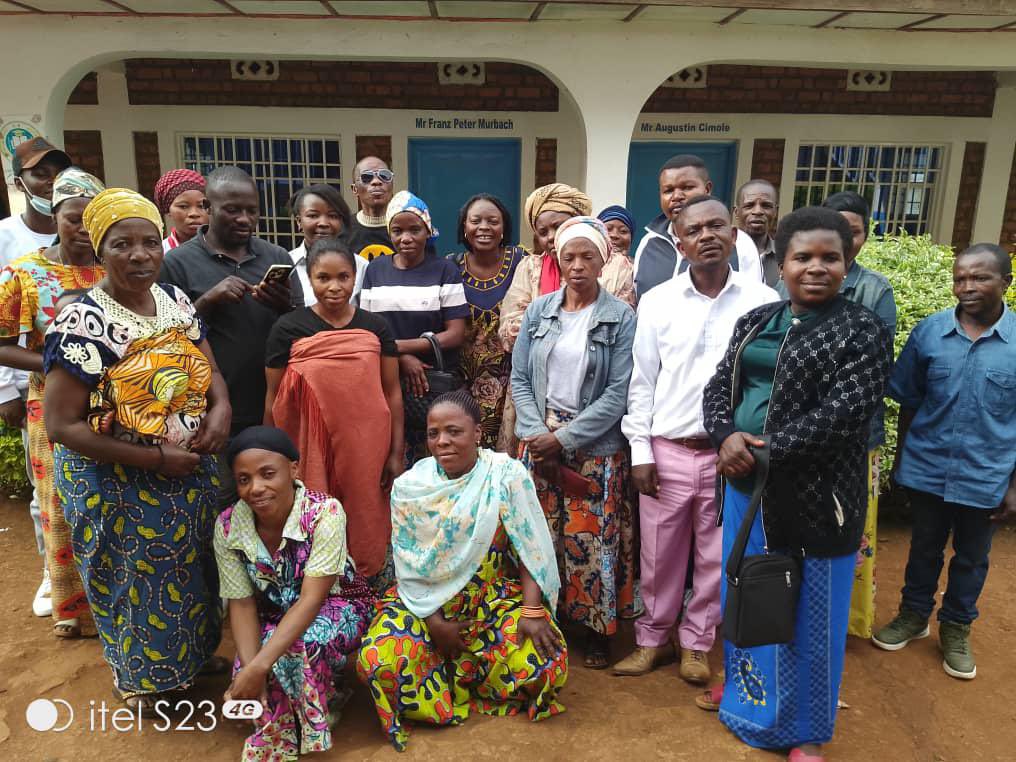 MEsperance23871's tweet photo. #BUKAVU / SOLIDARITÉ :
Ce lundi 14 juillet 2025*, dans un nouvel élan de solidarité, Madame Mireille #MAPENDO_KASAHENE*, affectueusement surnommée *"Maman wa roho", a apporté une assistance financière aux membres des fédérations @uncrdc #Panzi et #Kasha https://t.co/Qt0TgbtXxL