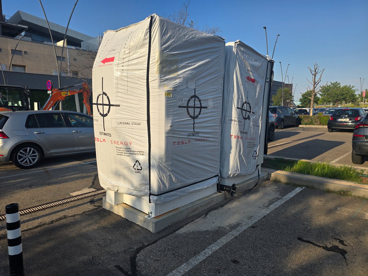 jorge_pascual's tweet photo. Colocados los 8 postes V4 del nuevo SuC de Tesla en el CC. Puerto Venecia de Zaragoza. 
Trafos envueltos para regalo. A esto le falta poco. https://t.co/hjTJlWOb1U