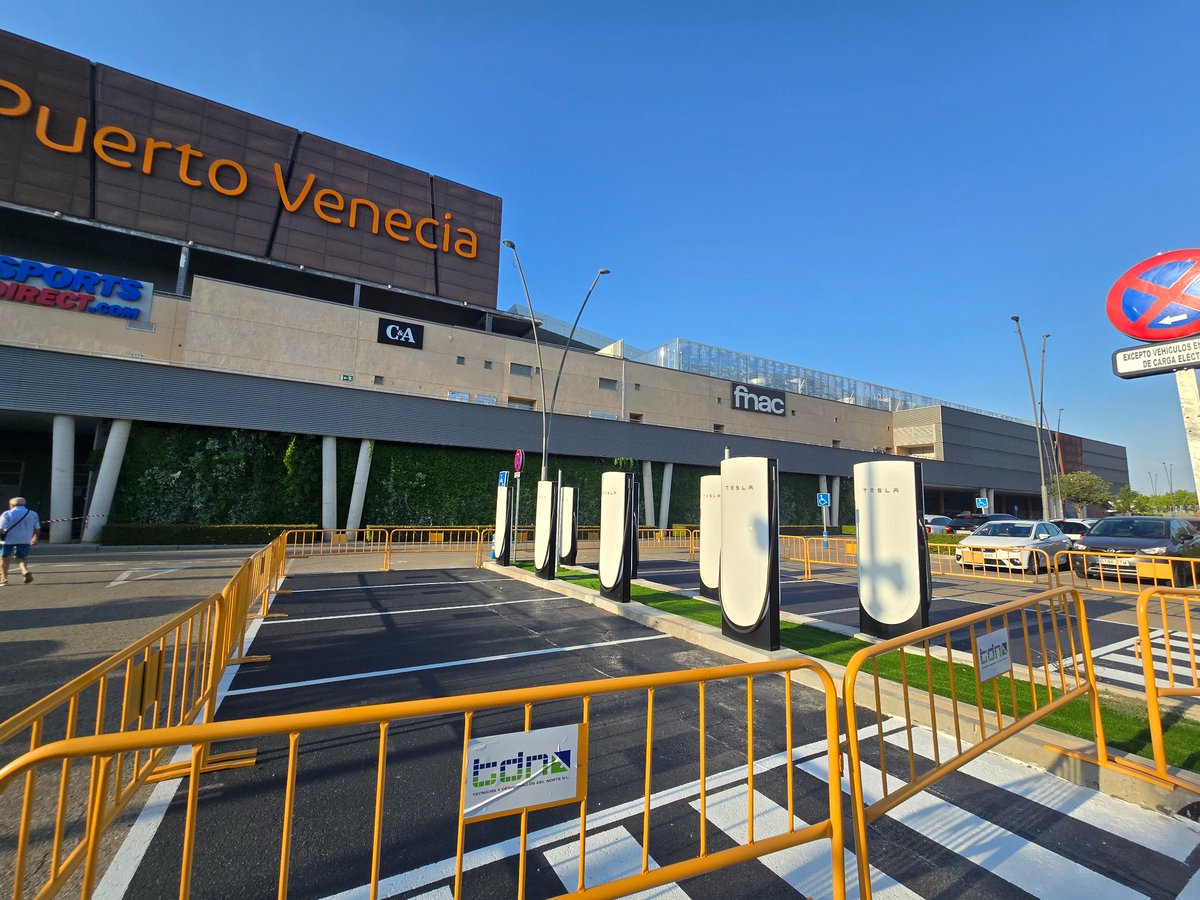 jorge_pascual's tweet photo. Colocados los 8 postes V4 del nuevo SuC de Tesla en el CC. Puerto Venecia de Zaragoza. 
Trafos envueltos para regalo. A esto le falta poco. https://t.co/hjTJlWOb1U