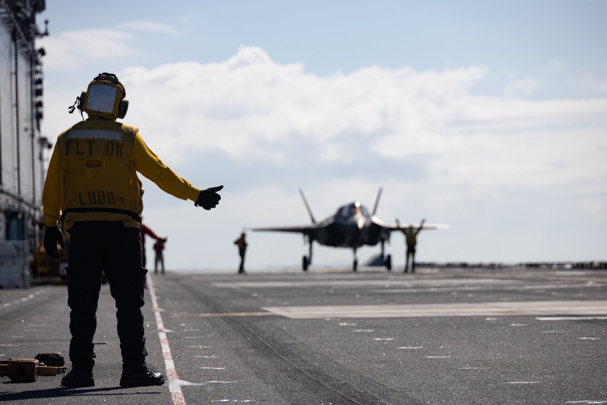 theF35JPO's tweet image. Cleared to go 👍
An F-35B Lightning II from Marine Fighter Attack Squadron (VMFA) 242 receives clearance for takeoff during flight operations aboard the amphibious assault ship USS America (LHA 6) in the Coral Sea.