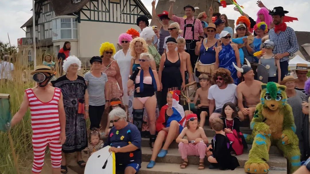 RayBleiz's tweet image. Ce week-end, c'รฉtait la fรชte ร Berniรจres-sur-mer, et le comitรฉ des fรชtes m'a demandรฉ de m'occuper de la musique pour le bain dรฉguisรฉ ๐ฅณ
รa fait trรจs longtemps que je n'avais pas fursuitรฉ dans ma commune, je suis content =)
Fursuit d'Ikigayume rรฉalisรฉe par @nyaamiou ^^