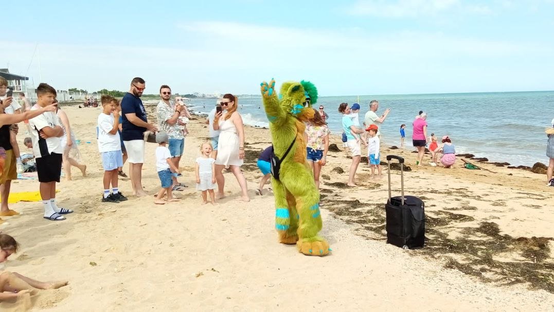 RayBleiz's tweet image. Ce week-end, c'รฉtait la fรชte ร Berniรจres-sur-mer, et le comitรฉ des fรชtes m'a demandรฉ de m'occuper de la musique pour le bain dรฉguisรฉ ๐ฅณ
รa fait trรจs longtemps que je n'avais pas fursuitรฉ dans ma commune, je suis content =)
Fursuit d'Ikigayume rรฉalisรฉe par @nyaamiou ^^