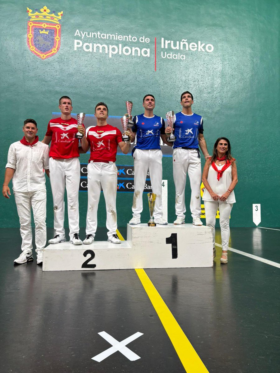 Peio Etxeberria eta Jose Javier Zabaleta #sanfermin2025 #eskupilota-ko garaileak. Finalean 22-11 gainditu dituzte Peña II.a-Mariezkurrena II.a. Zenotz-eko aurrelaria finaleko pilotaririk onena izendatu dute.