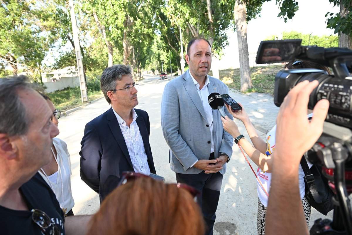 esportcat's tweet image. 🌧️ El conseller @b5alvarez visita el Complex Aquàtic de Vilafranca del Penedès per conèixer els desperfectes ocasionats per l'aiguat de dissabte

🏊 Amb @FRomeroGamarra, alcalde de @VilafrancaAj, han analitzat possibles ajudes que pugui aportar #Esportcat per reparar els danys