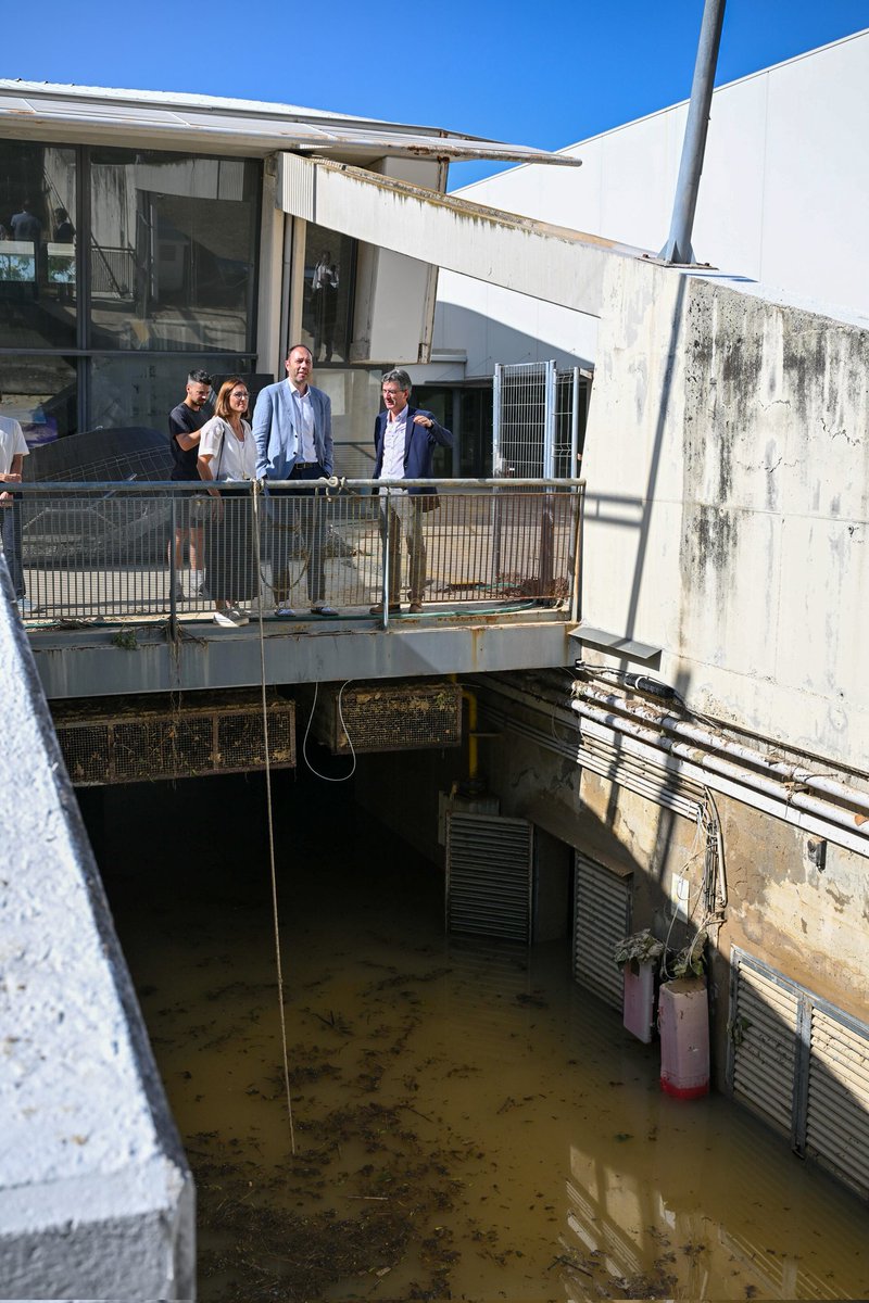 esportcat's tweet image. 🌧️ El conseller @b5alvarez visita el Complex Aquàtic de Vilafranca del Penedès per conèixer els desperfectes ocasionats per l'aiguat de dissabte

🏊 Amb @FRomeroGamarra, alcalde de @VilafrancaAj, han analitzat possibles ajudes que pugui aportar #Esportcat per reparar els danys