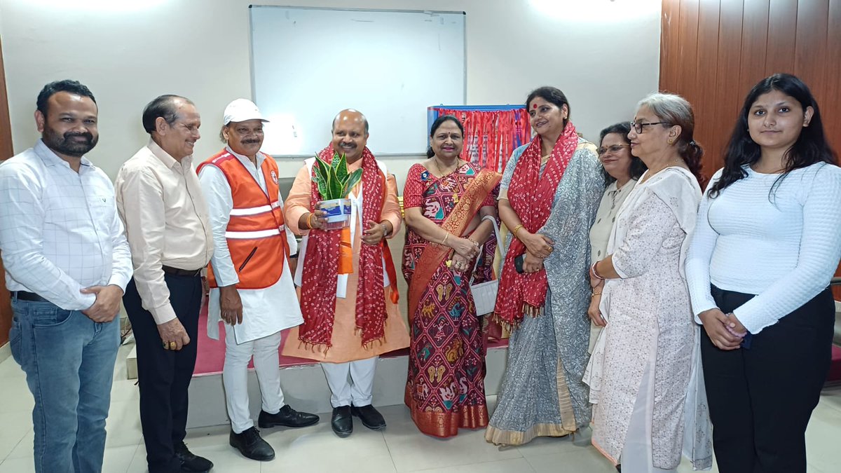 रेड क्रॉस गाजियाबाद की प्रेरणा से इनर व्हील क्लब गाजियाबाद ग्रेटर द्वारा महिला बैरक जिला कारागार में लगाने के लिए सेनेटरी पैड वेंडिंग मशीन व इंसीनरेटर का अनावरण श्रीमती बबीता सिंह अध्यक्ष प्रदेश महिला आयोग द्वारा मयंक गोयल अध्यक्ष गाजियाबाद महानगर की उपस्थिति में किया गया