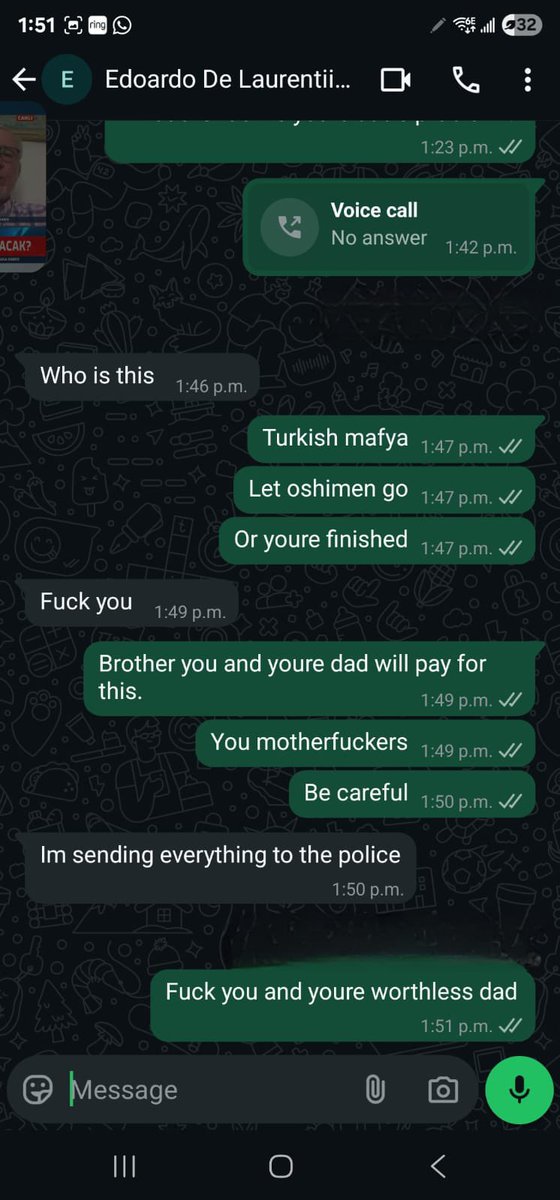 🚨Galatasaray-Osimhen mevzusunda iş farklı yerlere gitmeye başladı… Yurt dışında yaşayan öfkeli bir Galatasaray taraftarı, Napoli Başkanı Aurelio De Laurentiis’in oğlu Edoardo’ya WhatsApp’tan sinkaflı ifadeler kullandı ve tehdit etti. Edoardo da taraftara küfürle karşılık verdi