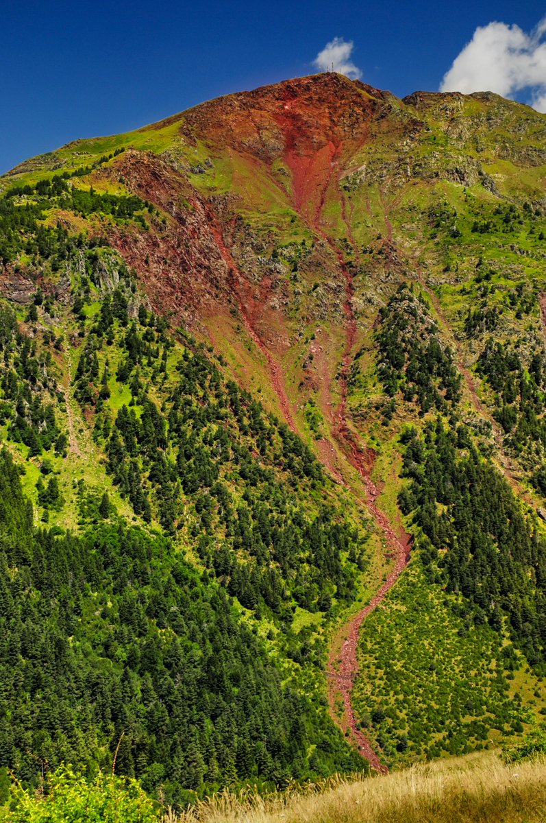 No es lava, ni tampoco un río tinto... Es un barranco del valle de Canal Roya que baja desde La Raca.
La sangre del Pirineo que brota cuando las montañas se enteran de que las quieren malherir empresas como Aramón, empresarios y ciertos políticos.
#NoUnionEstacionesAstúnFormigal