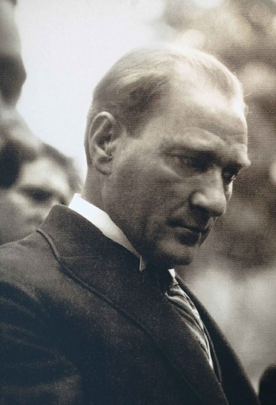Türkiye Cumhuriyeti İçişleri Bakanlığı, Türk Bağımsızlık Savaşı'nın lideri, Türkiye Cumhuriyeti'nin kurucu önderi MUSTAFA KEMAL ATATÜRK'ÜN siyasi partileri değil TÜRK MİLLETİNİ, TÜRKİYE'Yİ temsil ettiğini bilmiyor mu yoksa kabul etmek istemiyor mu?