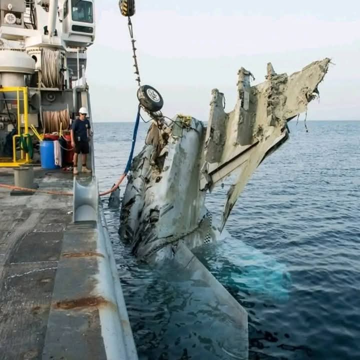 .🇵🇸✌🇾🇪.
{{نهاية الغطرسة الامريكيه}}
تم العثور على احد الطائرات الحربية الامريكيه😜.  تم إغراقها في البحر الأحمر،😭
#البحر_الأحمر 
#اليمن_البأس_الشديد