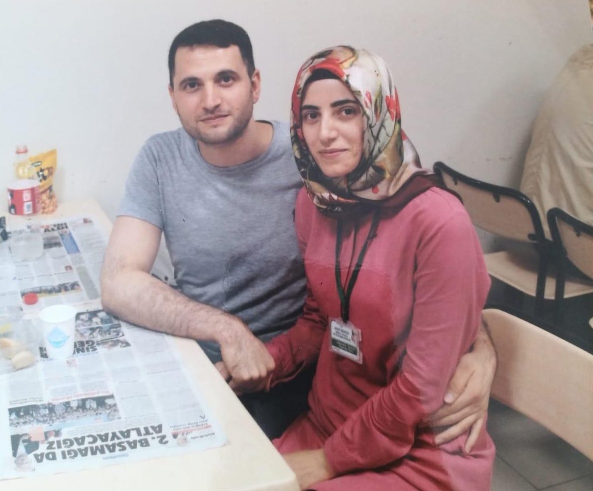 ṢU TAG'A BİR EL ATSAK GÜZEL İNSANLAR

8 AYLIK BEBEK HAPİSTE

Özlem DÜZENLİ
Ev hanımı
Sütten kesilmemiş  Murat Efe bebeğiyle 10 Mayıs'tan beri Edirne'de tutuklu

Eşi, KHK'lı Polis İbrahim Düzenli: 

"Eşim ve bebeğim zor durumda. 
LÜTFEN SESİMİZİ DUYURUN"

#OhalKHKlarıBitsin