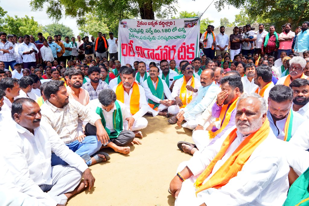 Eatala_Rajender's tweet image. 📍 రంగారెడ్డి జిల్లా.
చేవెళ్ళ మండలం, ఎన్కేపల్లి గ్రామంలోని సర్వే నంబర్ 180 లో భూములను గుంజుకోవద్దు అంటూ రైతులు చేస్తున్న ధర్నాలో పాల్గొని వారికి మద్దతు తెలపడం జరిగింది.

మా భూములను గుంజుకోవద్దు మా బ్రతుకులను చిత్రం చేయద్దు అని ఎన్కేపల్లిలో సర్వే నంబర్ 180 లో ఉన్న రైతులంతా రిలే…