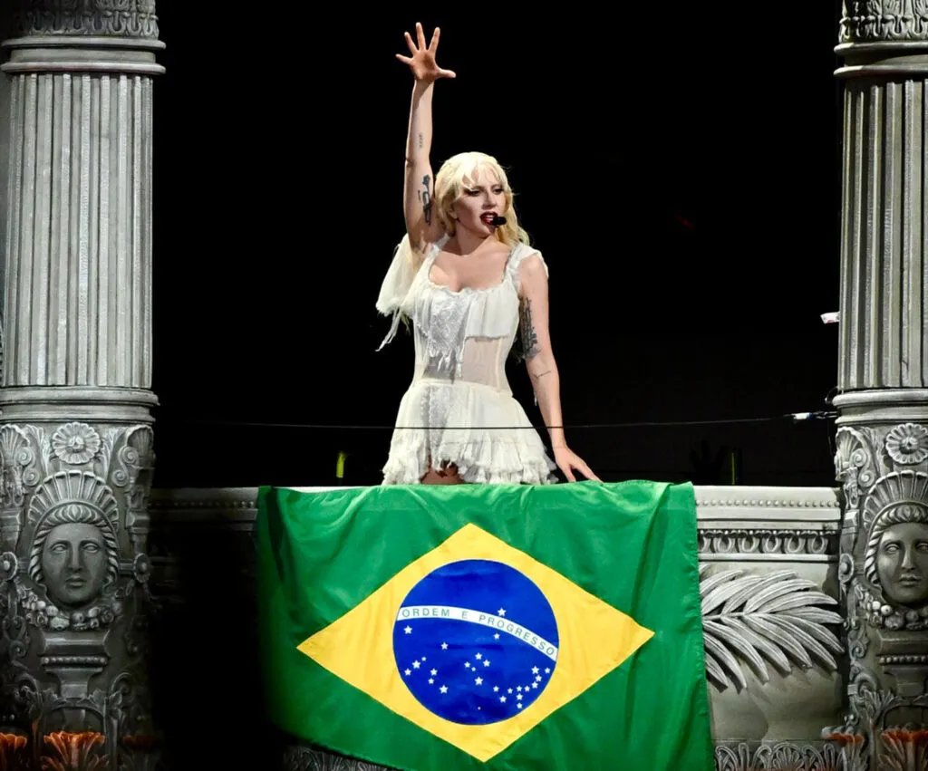 poptime's tweet photo. Revista Veja dá FECHO na BBC, após canal britânico negar que show de Lady Gaga em Copacabana tinha 2 milhões de pessoas:

“Parece que os gringos não conseguem aceitar, digerir ou admitir que o Brasil é, sim, capaz de sustentar um evento com mais de 2 milhões de pessoas.” https://t.co/Z8IBEkPFvK
