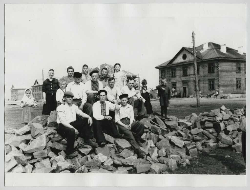 PetrykArte77040's tweet image. Together in hardship. Deported Lithuanians and Ukrainians in the Irkutsk region of Russia, photo taken between 1949 and 1958.
