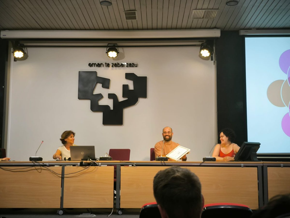 InfoLinguapax's tweet photo. Avui, en el marc de la 5a Trobada #HIGA2025, a Vitoria-Gasteiz, ha tingut lloc la cerimònia de lliurament del #PremiLinguapax2024, per part de la seva presidenta @Perenya , a @higagasteiz per la seva tasca i compromís amb la revitalització de llengües minoritzades https://t.co/M2MQSlyTTS