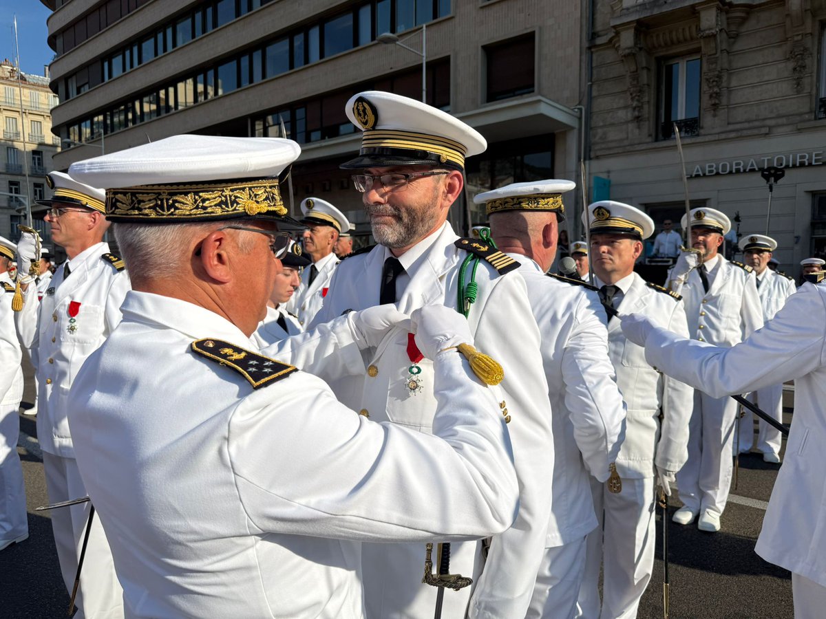 Cecmed_Off's tweet image. #fetenationale2025 🇨🇵
Défilé du #14juillet2025 à @VilleDeToulon sous autorité du VAE Christohe Lucas @Cecmed_Off, en présence d'autorités militaires et d'élus.
Revue des troupes, remise de decorations🥉 défilé pédestre🚶♂️, aeronavale🚁 et motorisé🚒.