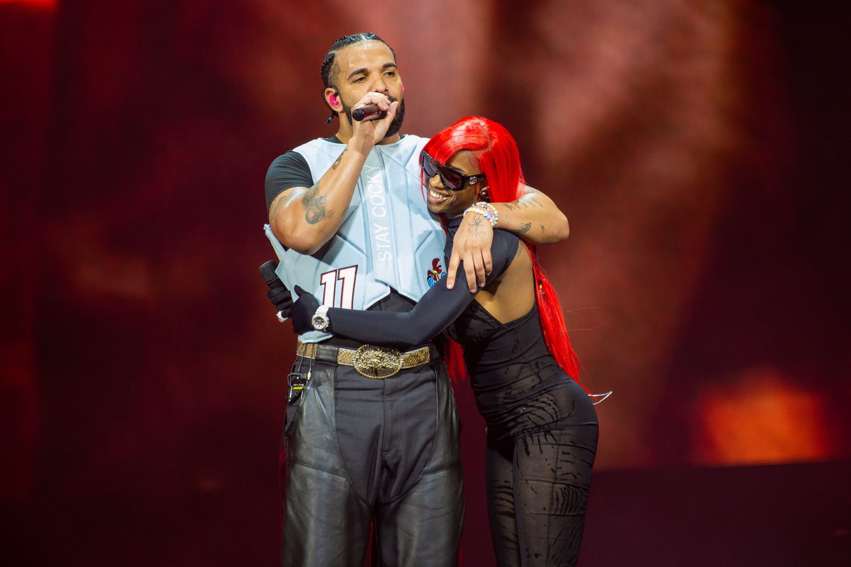 RapCaviar's tweet image. .@Drake didn’t just headline @WirelessFest , he brought out some heavy hitters.
Favorite guest moment?
Drop it below ⬇️