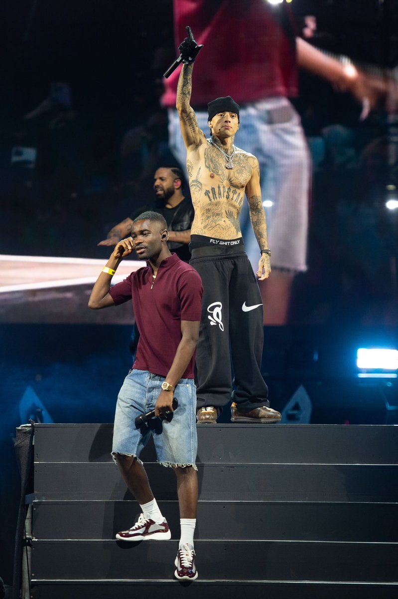 RapCaviar's tweet image. .@Drake didn’t just headline @WirelessFest , he brought out some heavy hitters.
Favorite guest moment?
Drop it below ⬇️