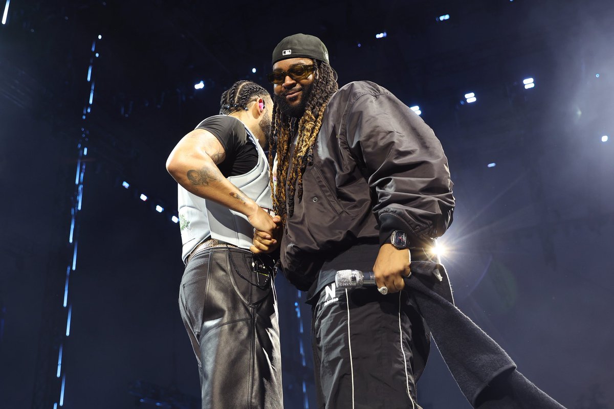 RapCaviar's tweet image. .@Drake didn’t just headline @WirelessFest , he brought out some heavy hitters.
Favorite guest moment?
Drop it below ⬇️