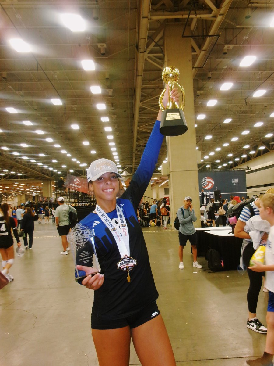 hallethompson08's tweet photo. What an amazing few last weeks!! What a whirlwind it has been!! Natty’s was such a vibe!!! I’ve been processing how much I am going to miss club and our team! Forgive me if I spam, more to post come…love ya’ll!🏆💙🥇#volleyball #HT8 #wisconsinvolleyball #usav https://t.co/rUAVCLHn1P