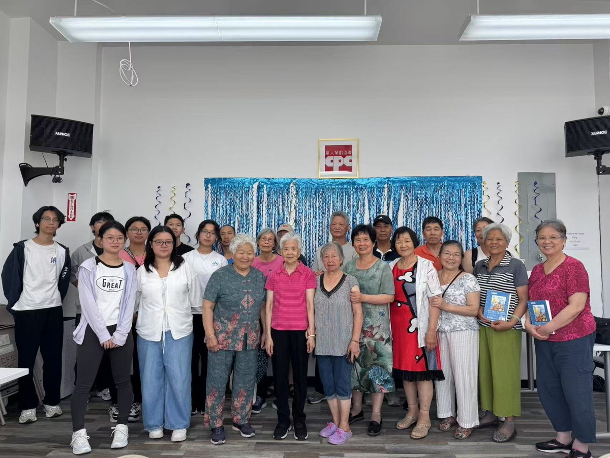 pcra_nyc's tweet image. 🥘Our intergenerational program, in collaboration with @newyorkcares and @cpc_nyc, has come to a close. Teens and seniors talked about their culture, shared their experiences, and brought home more than just recipes—they left with new friendships and memories.
