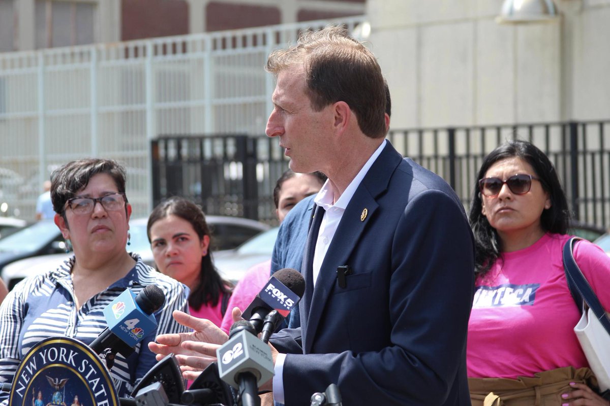 RepDanGoldman's tweet image. ICE is housing over 100 immigrants at MDC Brooklyn, a prison with conditions so “barbaric” that judges have refused to send convicted criminals there.
I joined my colleagues in state government to demand that ICE stop holding immigrants here and for BOP to answer my oversight…