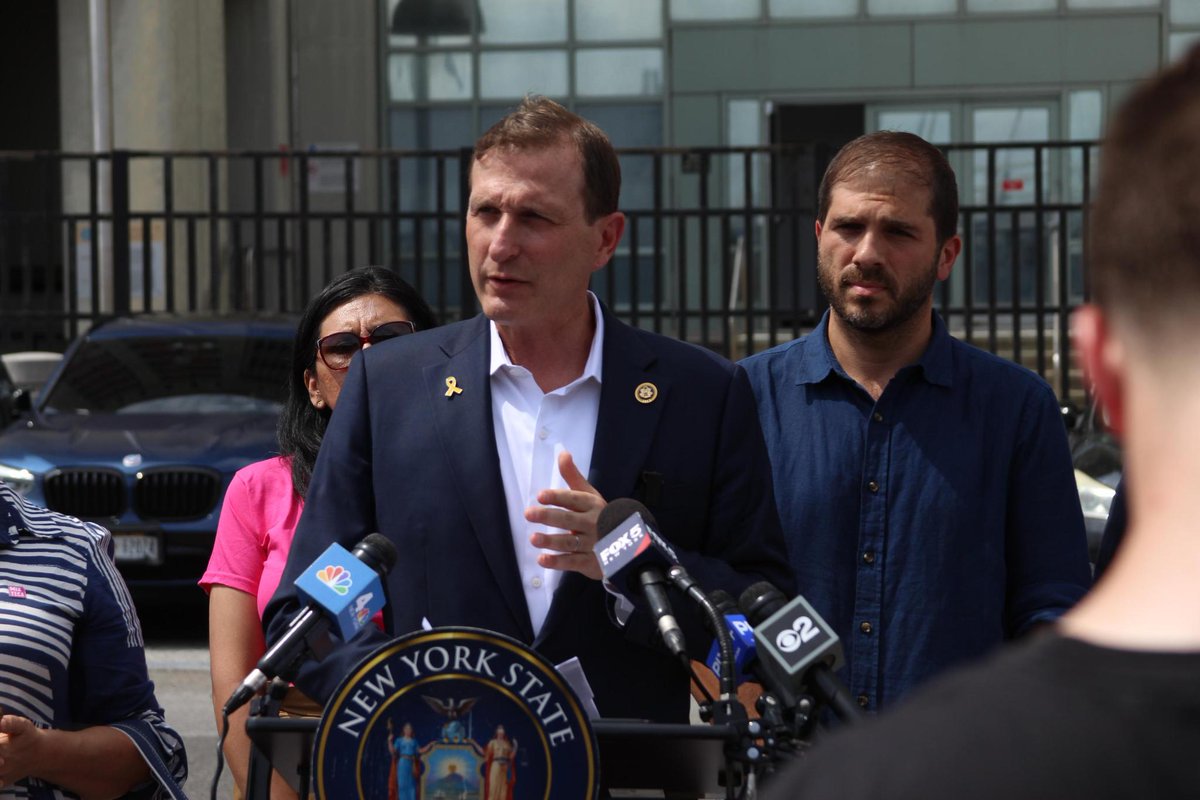 RepDanGoldman's tweet image. ICE is housing over 100 immigrants at MDC Brooklyn, a prison with conditions so “barbaric” that judges have refused to send convicted criminals there.
I joined my colleagues in state government to demand that ICE stop holding immigrants here and for BOP to answer my oversight…