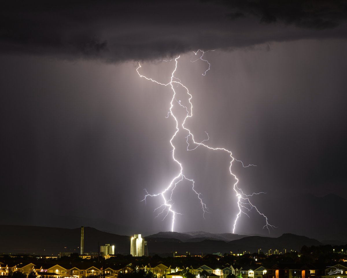 ColoradoWXNut's tweet image. Colorado Monsoon went nuts last night! The foothills got an incredible barrage! 100s of bright branchy bolts!!!
Longmont, CO | 07/13/25
#cowx #colorado #Nikon #nikonphotography @NikonUSA @NWSBoulder