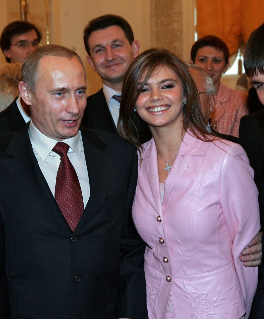 🇷🇺14 июля 1999г., В.Путин и А.Кабаева впервые встретились на мероприятии, связанном с чемпионатом мира по гимнастике в Испании.
Алине было 16 лет, Володе — 51...

А через 10 лет Путин ставит жирную торчку и убивает первую любовь Алины - певца Мурата Насырова.