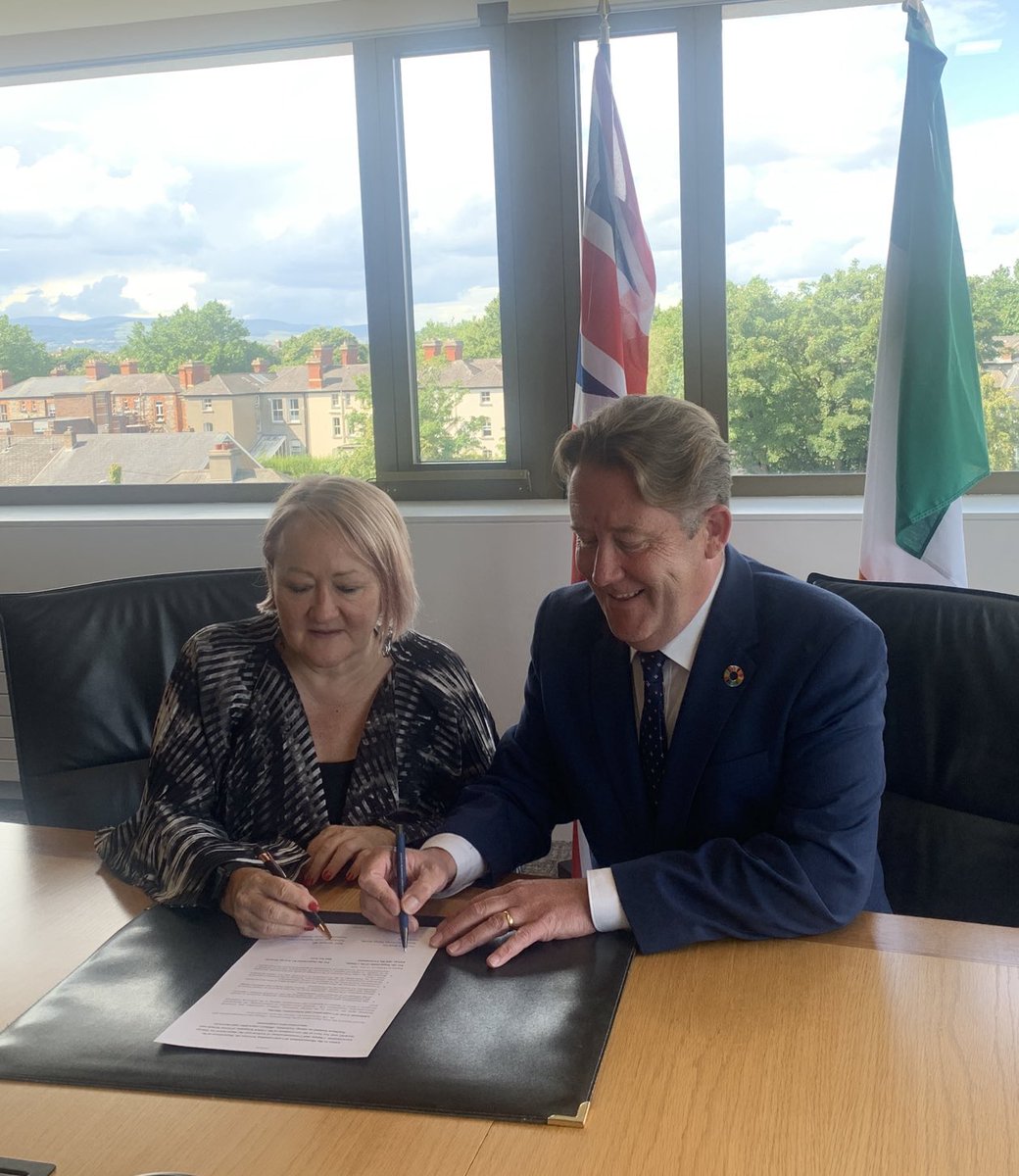 PJohnstonFCDO's tweet image. Only connect. @DarraghOBrienTD and @KerryMP sign an MOU expanding UK/Ireland energy cooperation. @DESNZ_stats @DeptCEE @BritEmbDublin