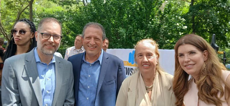 galeabrewer's tweet image. Today I rallied with city officials and the NY Newsguild to defend the Daily News against a predatory hedge fund. We must protect our free and fair press and the unionized workers of the Daily News!