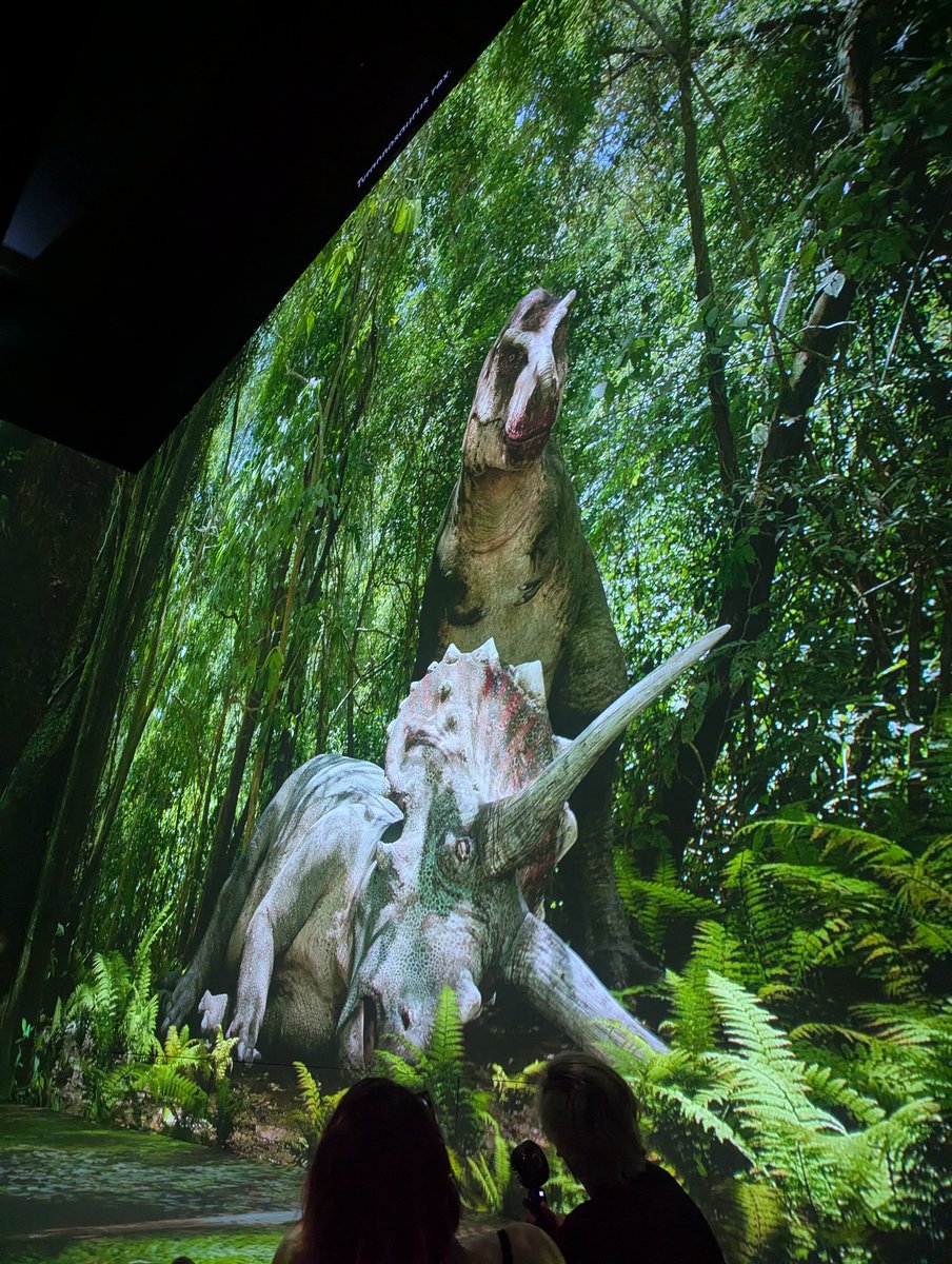We visited <a href="/_LightRoomLDN/">Lightroom</a> Prehistoric Planet: Discovering Dinosaurs at the weekend 🦖🦕 

It's a 360 degrees immersive screen experience that is a 10 mins walk from St Pancreas Station. 

It's running till 2nd November if you'd like to check it out! youtube.com/shorts/HQLmfBm…