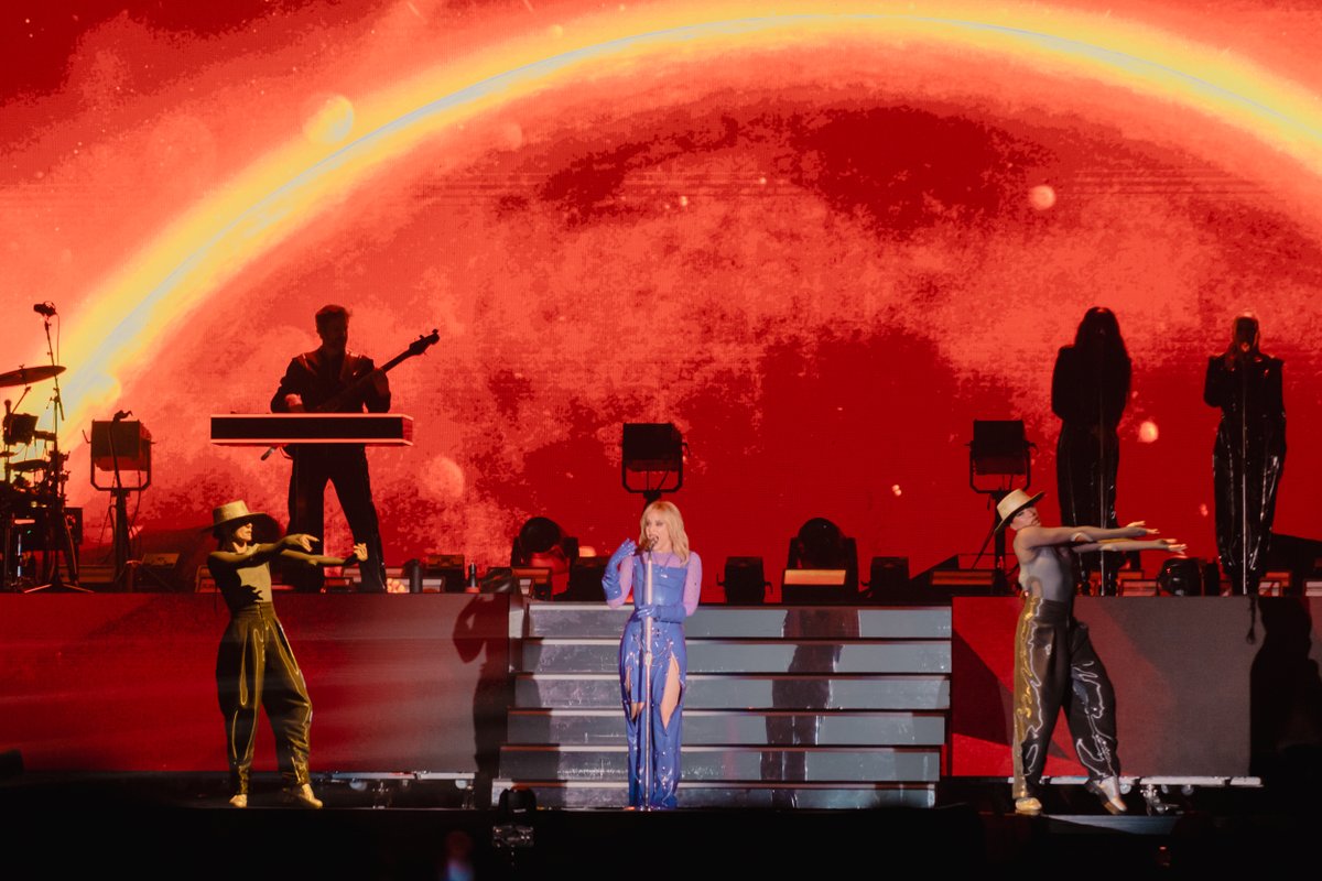 ZARATAmondo's tweet image. || CRÓNICA || A pesar de la mala climatología del viernes, @bilbaobbklive deja un gran sabor de boca en esta edición, liderada por 3 headliners históricos (Pulp, Raye y Kylie Minogue) y una jugosa y ecléctica selección de bandas (y DJs).
mondosonoro.com/criticas/conci…