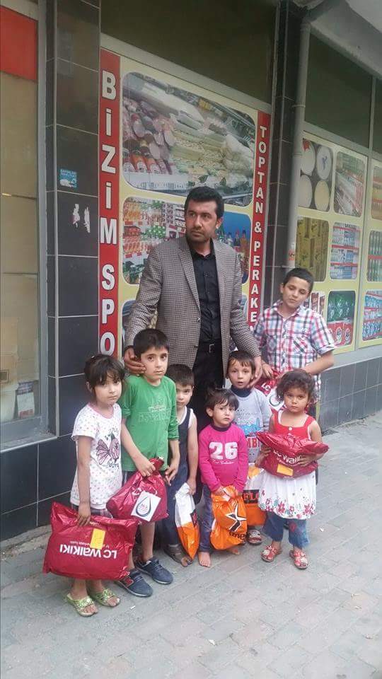 ÖYLE BİR ÖLSEM Kİ
Öyle bir ağlasam
Öyle bir ağlasam ki çocuklar
Size hiç gözyaşı kalmasa
Öyle bir aç kalsam
Öyle bir aç kalsam ki çocuklar 
Size hiç açlık kalmasa
Öyle bir ölsem
Öyle bir ölsem ki çocuklar 
Size hiç ölüm kalmasa
