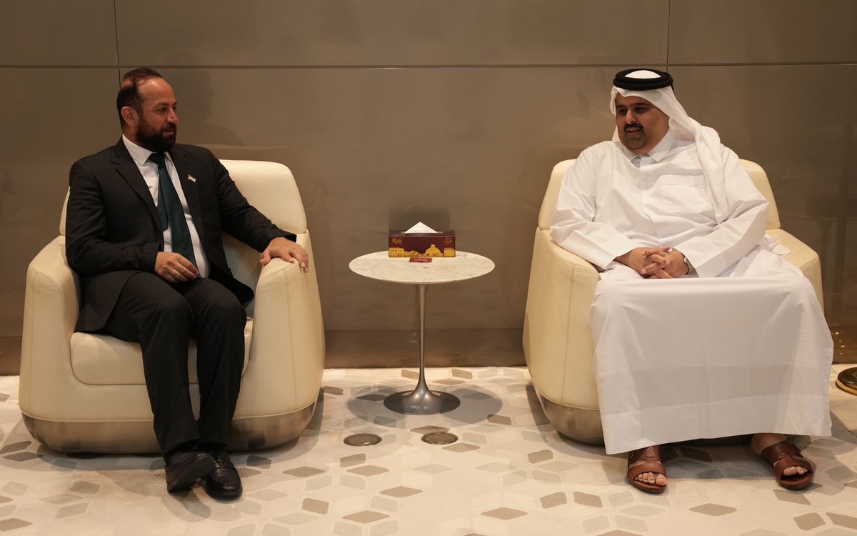 qmc_qa's tweet image. استقبل سعادة الشيخ خالد بن عبدالعزيز آل ثاني، القائم بمهام الرئيس التنفيذي للمؤسسة القطرية للإعلام، سعادة د. حمزة المصطفى وزير الإعلام السوري، لدى وصوله إلى الدوحة، في زيارة رسمية، لبحث سبل تعزيز التعاون الإعلامي بين البلدين.