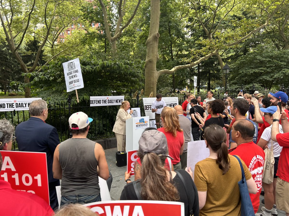 galeabrewer's tweet image. Today I rallied with city officials and the NY Newsguild to defend the Daily News against a predatory hedge fund. We must protect our free and fair press and the unionized workers of the Daily News!