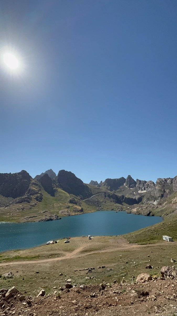 CİLO SAT GÜNLÜĞÜ… 

Hafta sonu gezi amaçlı Sat Göllerine gittik. Girişte askeri karakolun bir taahhütname imzalatmasıyla başlıyor yolculuk. Güzel bir doğa eşliğinde Dağlıca yolunda ilerliyoruz. Sat Göllerine giden yol ayırımında bir nizamiye daha karşılıyor bizi. Burada