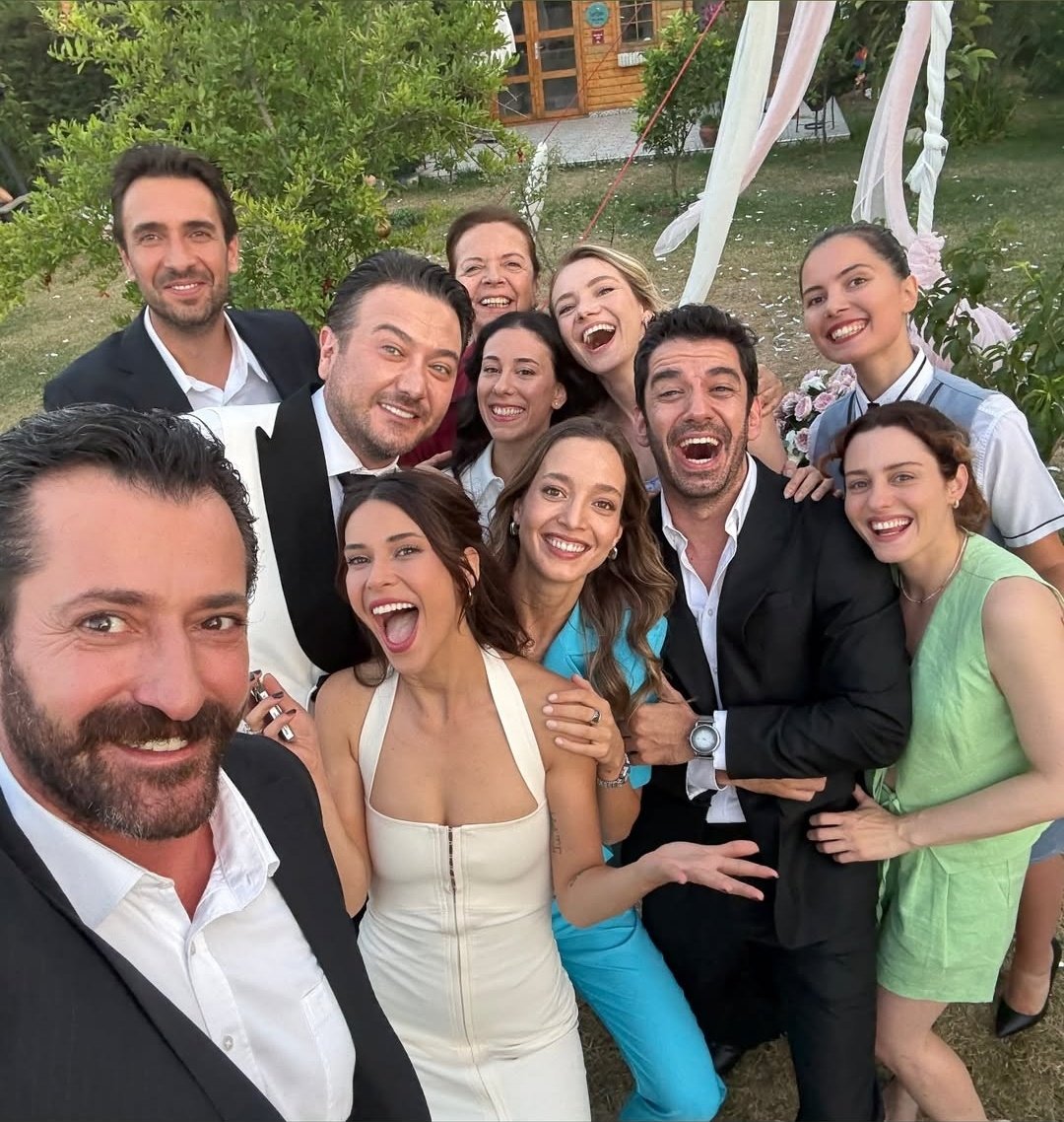 📍#çiftkisilikoda nın final çekiminden #UlaşTunaAstepe 🎬📍 #DevrimÖzkan #serenşirince #serkantınmaz #burçkümbetlioğlu #OnurBüyüktopçu #edagürkaynak #hivdazizanalp #eslemakar
Her şeye rağmen çok güzeldiniz 🥺💔