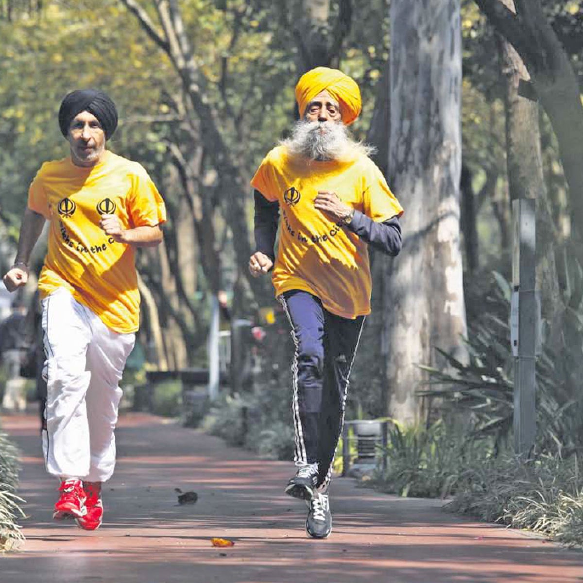 alexcholmes's tweet image. I&apos;m deeply saddened to hear about the sad passing of Sardar Fauja Singh Ji, who has passed away today. A legendary figure, he completed his last marathon at 101. His legacy will live on. My condolences go to all his family and friends in Ilford and around the world. #faujasingh