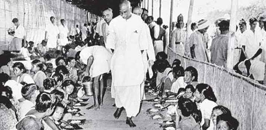 அன்று பள்ளிகளில் இட்டது மதிய உணவல்ல; நூற்றாண்டுக் கல்விக் கனவுக்கான அடித்தளம்!

நல்லவேளை, “பள்ளியில் கல்விதான் கொடுக்க வேண்டும்; சோறு போட அது என்ன ஹோட்டலா?” என்று அதிமேதாவியாய்ப் பேசும் அறிவுக்கொழுந்துகள் இல்லை அன்று. அதனால்தான், எத்தனை நன்மை தமிழ்நாட்டிற்கு இன்று!

கல்விக் கண்
