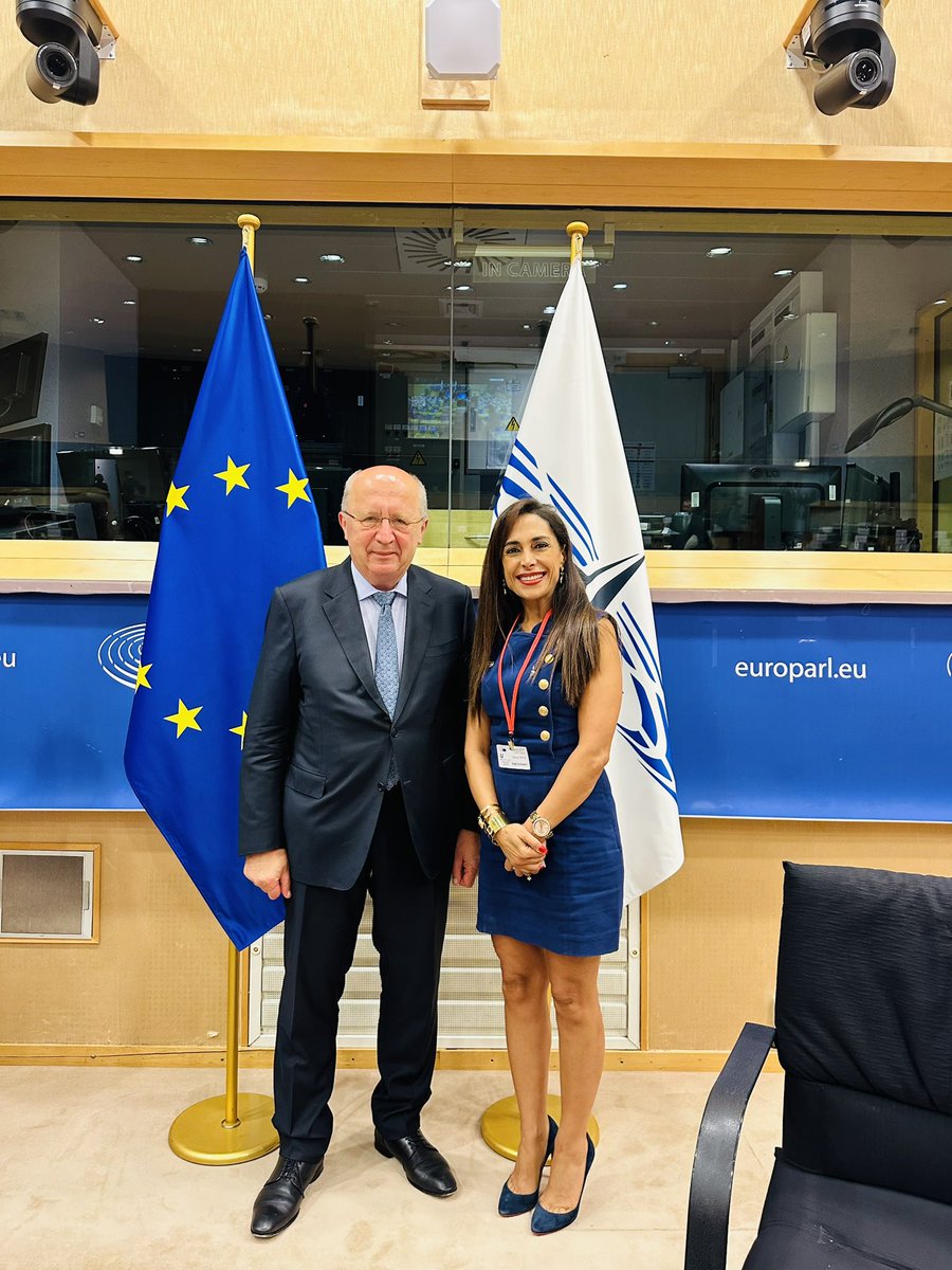 SafaiDarya's tweet image. As someone who was born in an autocracy and grew up there until I was 25, I know better than anyone what a privilege it is to live in a democracy.
Democracy is a valuable thing.
And even though often it’s a difficult exercise and the outcome is not always what you would wish…