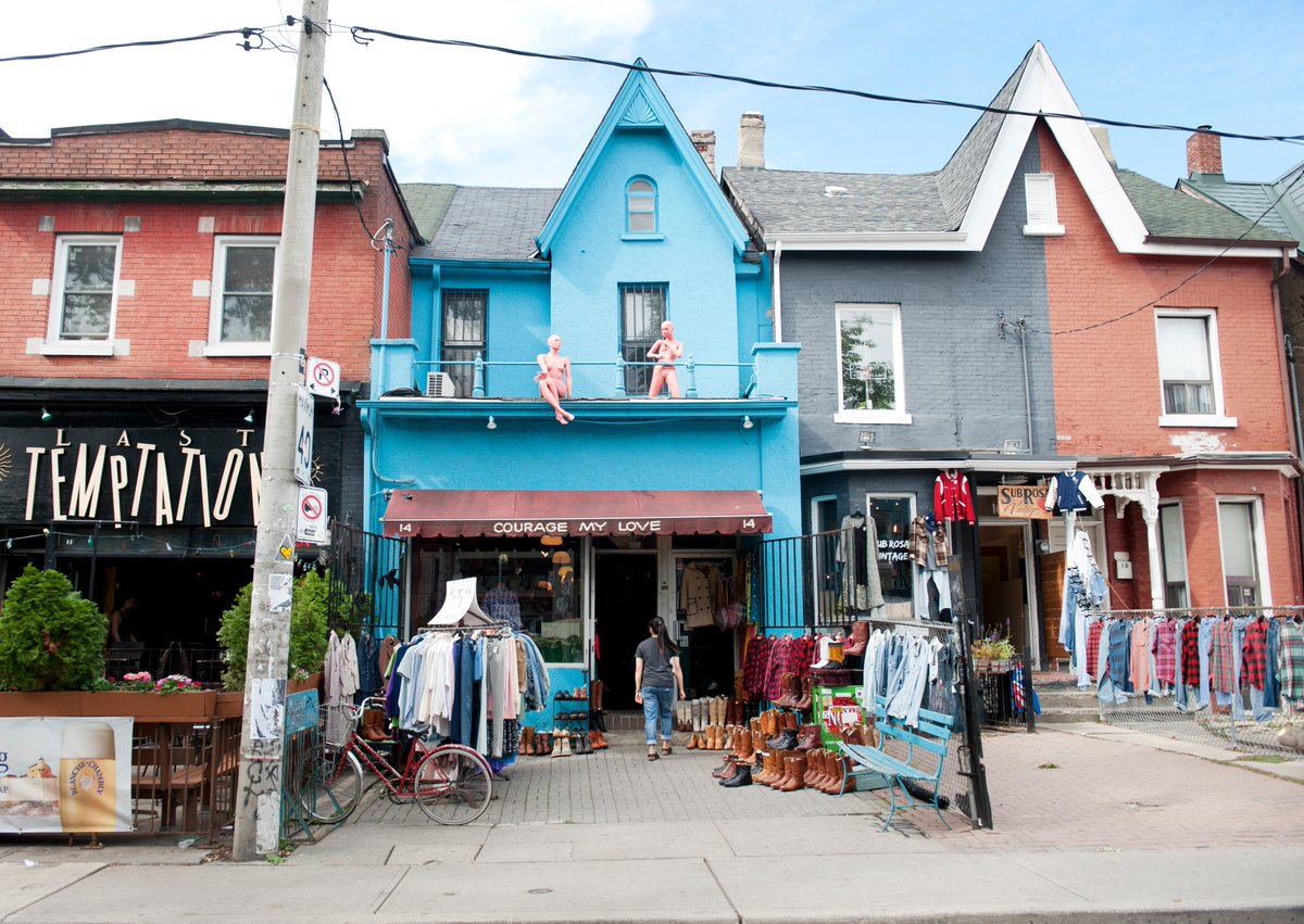 SeeTorontoNow's tweet image. Only have a quick stop in Toronto? Kensington Market is a must-see!
🛍️ Vintage shops for client gifts & souvenirs
🍷 Post-meeting drinks & eats
🎨 Unforgettable art & culture
#MeetinToronto #SeeTorontoNow
destinationtoronto.com/leisure-blog/p…