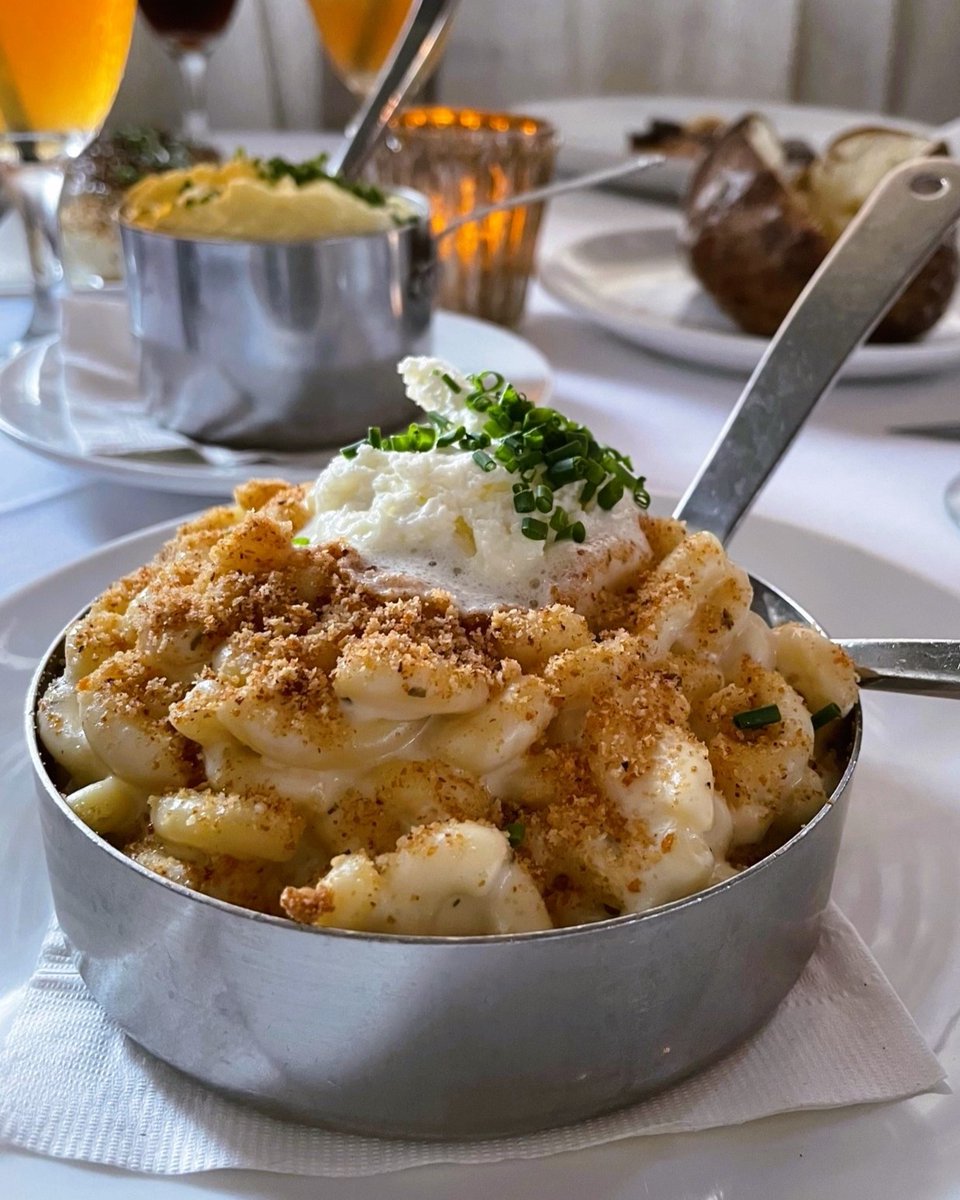 Golden, gooey, and legendary. ✨ Celebrate #NationalMacaroniAndCheeseDay with a bite of our Selanne’s Mac and Cheese — rich mornay sauce, buttery brioche crumb, and all the crave-worthy vibes. 🧀