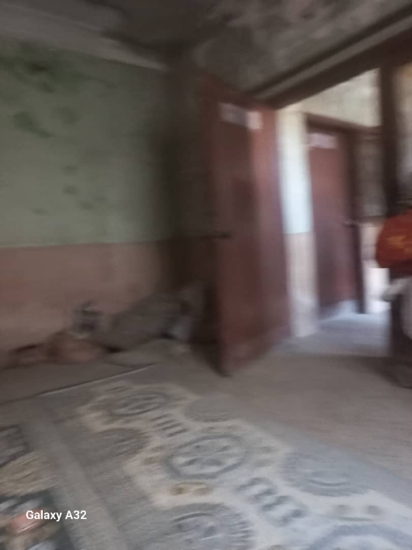 دوستان می‌خوام باهاتون درباره موقعیت اورژانسی که دارم صادقانه صحبت کنم و ازتون درخواست کمک کنم. بخاطر شرایط پیچیده‌ای که واسم پیش اومده مجبورم برای حداقل ۶ ماه آینده در جهنم پاکستان بمونم. 
شرایطم به قدری بحرانی هست که بخاطر مسائل امنیتی امکان بیرون رفتن از خونه برام وجود نداره و