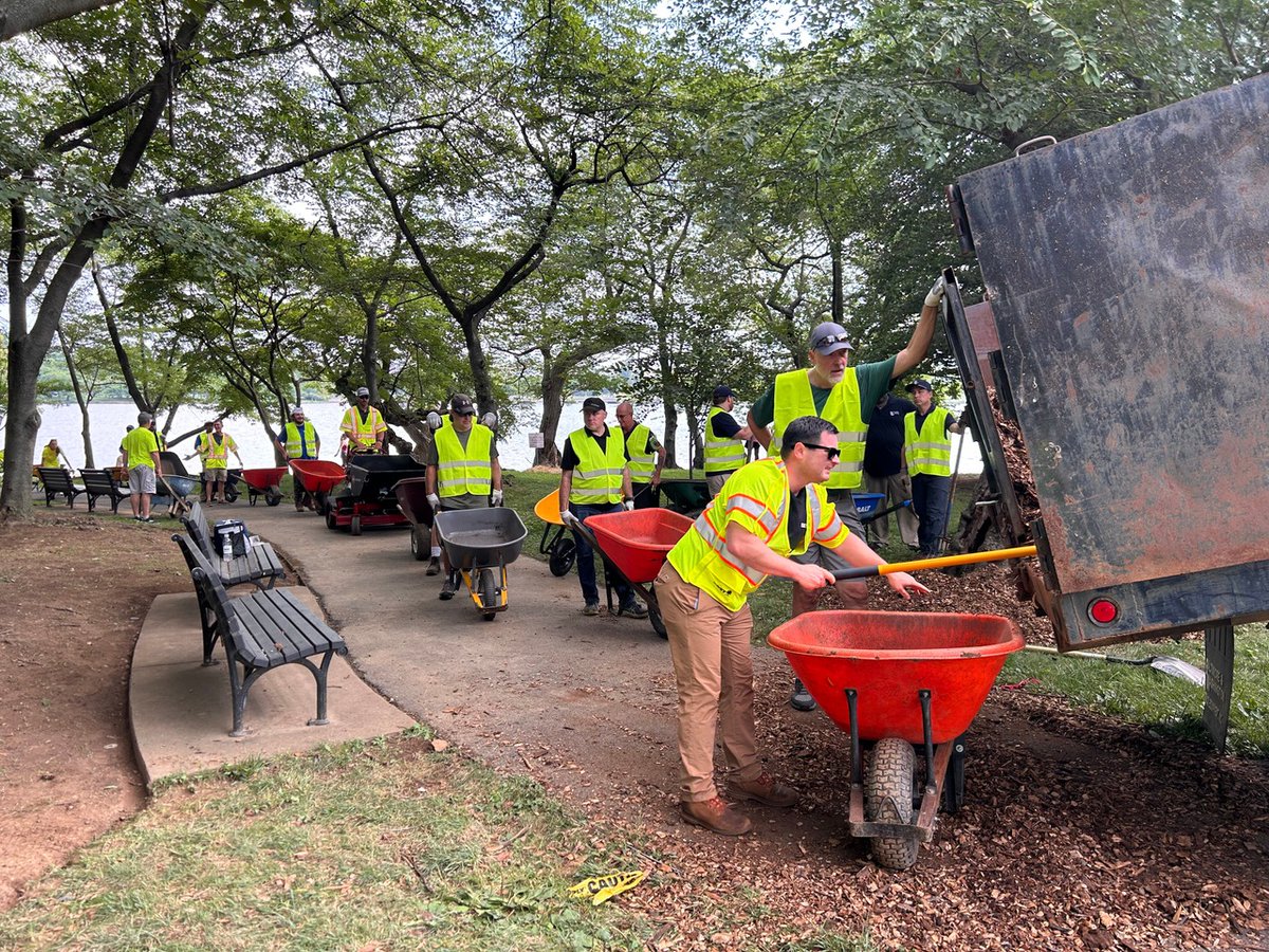 LandscapeMgmt's tweet image. We're honored to be in Washington, D.C. today for @the_nalp's Renewal and Remembrance service project. 🇺🇸
Landscape pros from all over the country are here helping out at @ArlingtonNatl and the Franklin Delano Roosevelt Memorial. 🙏
(Photo: LM staff)
#WashingtonDC…
