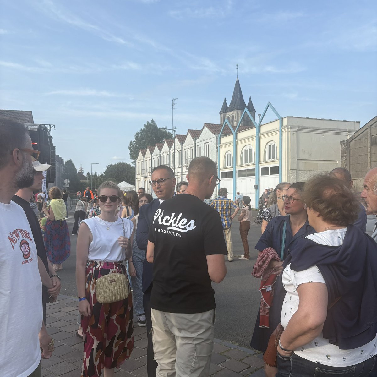 🇫🇷 Après la cérémonie républicaine, Hellemmes a fêté le #14juillet en musique et en lumière !
🎶 Leee John du groupe Imagination et le plateau 90’s enflamment la place Hentgès, avant un show laser spectaculaire.
Bravo aux équipes mobilisées pour ce beau moment
#Hellemmes #Lille