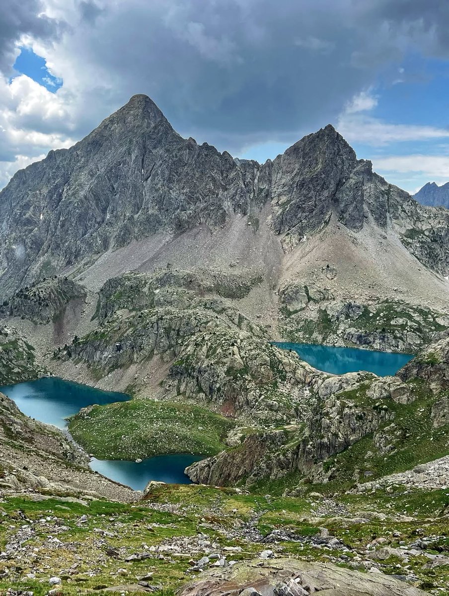 Huesca_LaMagia's tweet photo. Los Ibones de #Arriel, un paraíso muy próximo a la frontera francesa 💧 a los pies del majestuoso pico que lleva su mismo nombre 🗻
Fotografía gracias a https://t.co/riDVzJbk3M
Descarga nuestra app para conocer más rutas y planes en Huesca 📲 https://t.co/FWxOEim1nf https://t.co/FtZK6fYd3a