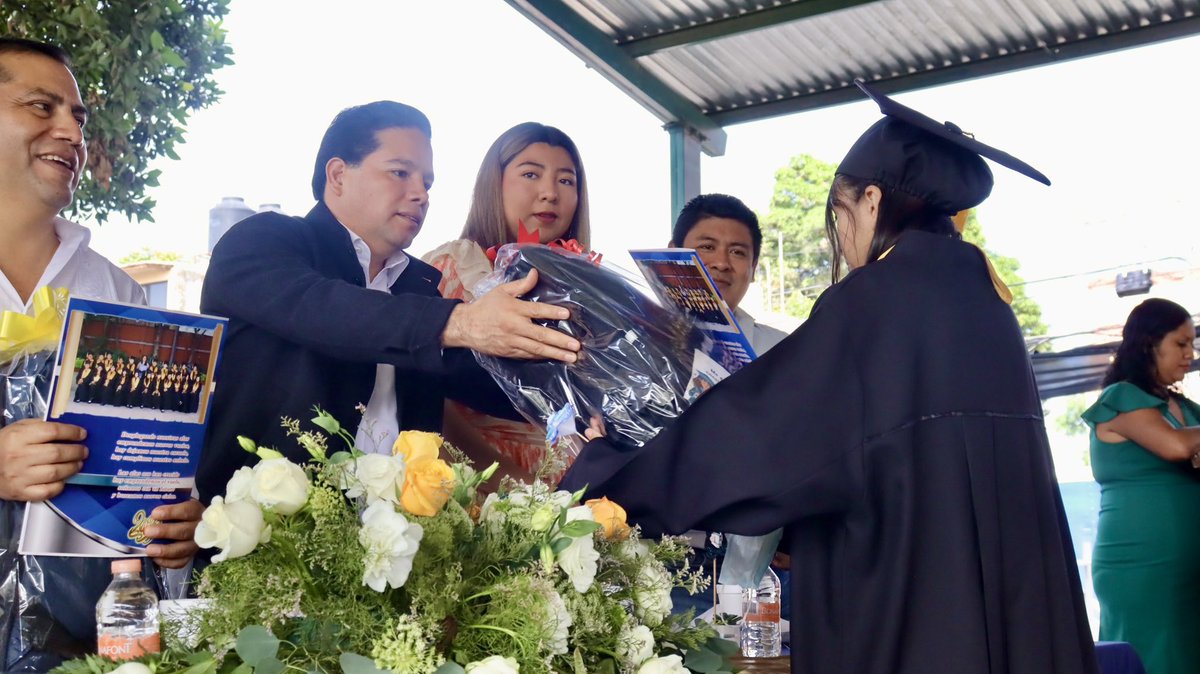 JC_GMarquez's tweet photo. EDUCACIÓN: EL CAMINO PARA SEGUIR CRECIENDO ¡MUCHAS FELICIDADES GRADUADOS!

Hoy felicito con gran orgullo a las niñas y niños de la generación 2019–2025 que egresan de la Primaria "Justo Sierra". Agradezco profundamente el honor de ser su padrino de generación.

Cuenten siempre con mi respaldo y el de mi gobierno para que sigan creciendo intelectual y personalmente. Confíen en ustedes mismos, en su talento y en todo lo que son capaces de lograr y si en algún momento llegan a sentir duda o temor, si creen que no pueden más o piensan en abandonar sus estudios, no lo olviden: acérquense a sus mamás, papás o maestros; ellos estarán ahí para escucharlos, guiarlos y darles ese empujón que necesitan para seguir adelante.

¡Muchas felicidades, generación 2019–2025! 

¡El futuro está en sus manos!