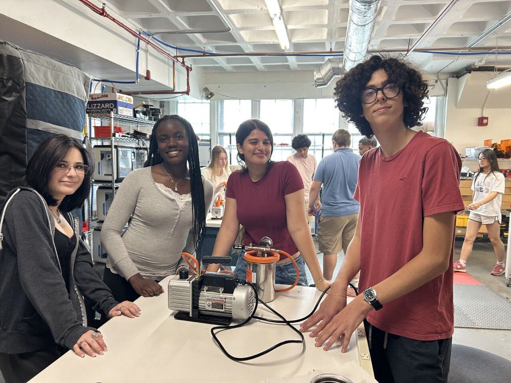 MassRobotics's tweet image. BlueTech Summer Academy day 1 🌊🐟
Learn more here: massrobotics.org/stem/summer-bl…
#stem #Bluetech #oceantech